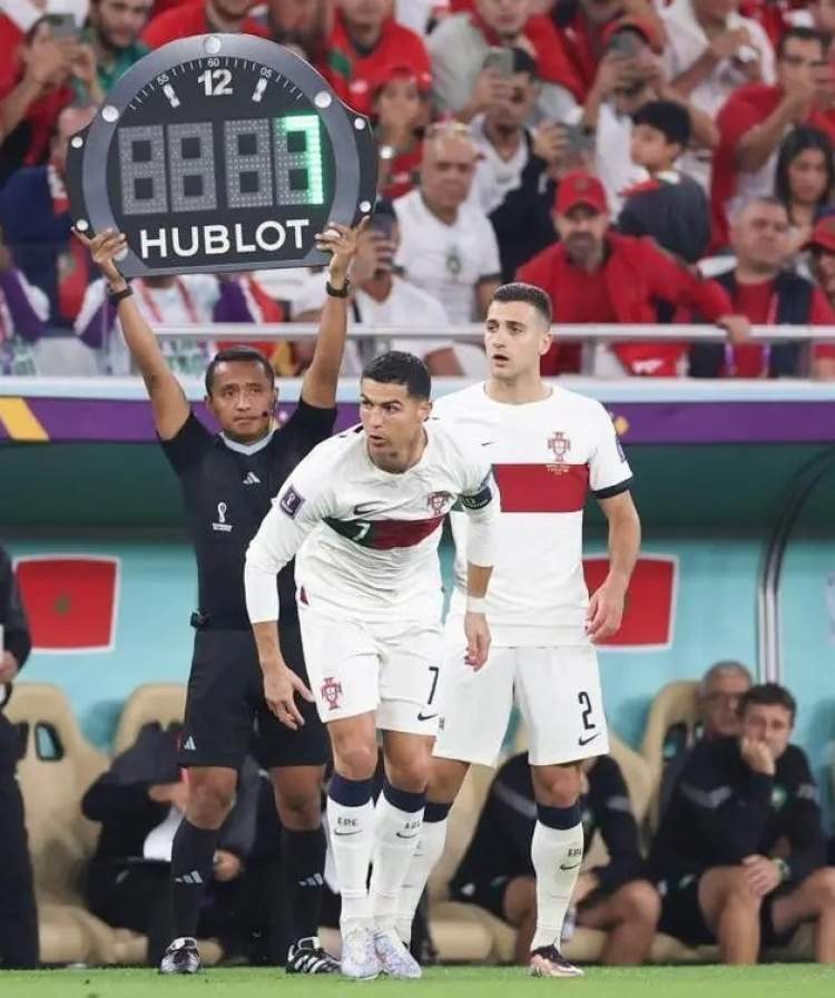 留给全世界一个落寞的背影……37岁的C罗就此告别了卡塔尔世界杯